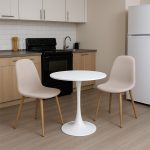 Elijah-Bella 200-001149 Ανακαλύψτε το σετ τραπεζαρίας minimal αισθητικής που συνδυάζει πρωτοποριακό design με εξαιρετική ανθεκτικότητα, ιδανικό για να αναδείξει ακόμη και τον πιο μικρό χώρο. Το σετ περιλαμβάνει τρία κομμάτια: ένα κομψό τραπέζι και δύο άνετες καρέκλες.