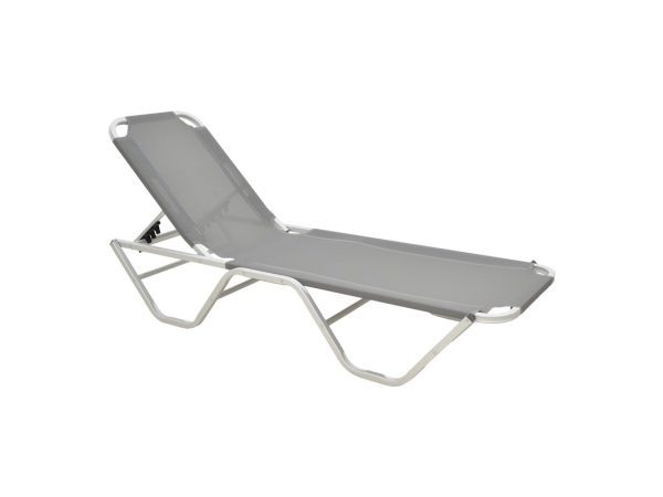 Dessie 283-000002 Απολαύστε στιγμές χαλάρωσης στο μπαλκόνι, τον κήπο, την παραλία ή το πισίνα με την ξαπλώστρα Dessie. Αυτή η ξαπλώστρα προσφέρει αυτονομία κινήσεων χάρη στις πολλαπλές θέσεις ανάκλισης, επιτρέποντάς σας να βρείτε την ιδανική θέση άνεσης. Επιπλέον, η δυνατότητα στοίβαξης διευκολύνει τη μεταφορά και την αποθήκευση.