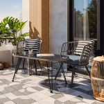 Naoki 140-000006 Το τραπέζι Naoki Pakoworld σε μέταλλο μαύρο/γκρι με γυαλί 100x45x46 εκ. αποτελεί μια εξαιρετική επιλογή για όσους αναζητούν ένα στιλάτο και ανθεκτικό χαμηλό τραπέζι κήπου ή εξωτερικού χώρου.